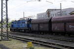 2 Lokomotiven der Baureihe 742 befördern einen Ganzzug mit Selbstenladewagen in Hradec Králové  21.05.2022  15:01 Uhr.