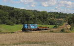 Die CD Cargo 742 188 zieht einen Flachwagen mit Stahlplatten von Kralupy nach Slany.
