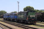 743 007 -7 rangiert  in Turnov, sie stellt zwei Lokomotiven der Baureihe 2 7735 bereit, die einen Holzzug bespannen werden.