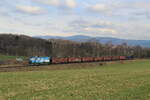 Die blau weiße 743 010 mit einem Güterzug Mn 84040 auf dem Weg von Liberec nach Chrastava wurde am 11.03.2024 nahe Machnin bei Liberec mit dem Isergebirge im Hintergrund eingefangen.