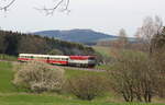 Seltener Anblick auf dem Streckenabschnitt von Cranzahl nach Vejprty, ein Sonderzug mit Bardotte, die T478 2006 der Posázavský Pacifik - doprava s.r.o.