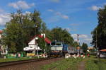 CD 754 046 mit IC TLK 15107  Biebrza  bei ehemaligem Bahnhäuschen mit Bahnübergang für Fussgänger in Gizycko.