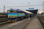 Die 754 077 wird vom R 662 in Jihlava abgekoppelt und eine Elok übernimmt den Zug, der weiter über Budweis nach Plzen fährt.
