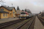 Kreuzungshalt in Namest nad Oslavou reichte für ein Bild unseres OS 4816 mit Zugbegleitpersonal am Bahnsteig.