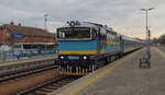 Ankunft des R 622 mit der bunten 754 077 in Trebic am 28.12.2023.