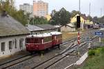 M131.1133 (CD 801 133) und M131.1228 fahren am 05.Oktober 2019 als Os 11827 von Chrudim mesto in den Bahnhof Chrudim ein.
