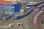 Mit einem gemischten Güterzug passiert 130 032 am 27.05.23 auf dem Weg Richtung Usti nad Labem zapad den Hauptbahnhof von Usti nad Labem.