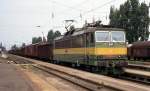 163032 fährt am 2.7.1992 mit einem Güterzug durch den Bahnhof Podebrady in Richtung Kolin.