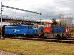 Die beiden Tschechischen Zugpferde 708-007-0 sowie 340-049-6,  warten im Bhf.