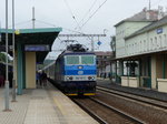 362 127 mit mit einem Schnellzug am Haken am 12.06.2016 im Bahnhof Sokolov.