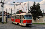Tw.6102, der erste Serienwagen der Reihe T3 aus dem Jahr 1962, bei der Ausfahrt aus dem Straßenbahnmuseum Stresovice.