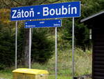 Hier hält der Zug in  Zátoň-Boubín, früher Prales Boubin.11.10.2022   09:53 Uhr.