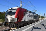  ČD Cargo a.s., Praha [CZ] mit der angemieteten EP Cargo Vectron   383 064-3  [NVR-Nummer: 91 54 7383 064-3 CZ-LTEU] am 28.09.23 Durchfahrt Bahnhof Meinsdorf.