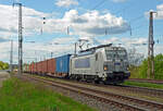 Der Metrans-Vectron 383 411 schleppte am 18.04.24 einen Containerzug durch Saarmund Richtung Schönefeld.