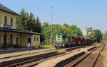 Die TSS 742 535 mit einem Schotterzug zum Beladen im Ladegleis im Bahnhof Pobezovice, dieser wurde am Nachmittag dann über Stankov nach Plzen gebracht.