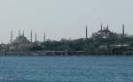 Blick vom Meer auf die Strecke zum Bahnhof Sirkeci mit der Hagia-Sophia (rechts) und der Sultan-Ahmet-Camii (Blaue Moschee) links im Bild.
