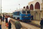 040-DO-322 (B'B', dh, Hersteller: Ganz-Mavag, Type: DHM-14, Fab.Nr.: 2028, Baujahr 1984) fährt im April 1999 mit einem Güterzug durch Bir Bouregba.