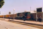 060-DI-66 (Co'Co', de, Hersteller: MLW, Type: MX620, Fab.Nr.: M6065-16, Baujahr 1973) fährt im April 1999 mit einem Güterzug durch Sousse.