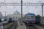 Tagsüber bestimmen vielfach Nahverkehrstriebwagen und nicht Fernzüge das Bild im Hauptbahnhof von Odessa.