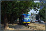 Über holprige Gleise rollt Tatra 4026 (mit Werbung für den Biopark) entlang der Kanatna-Straße in Odessa.