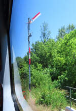 Mechanisches Signal aus dem fahrenden Zug fotografiert.