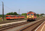 Die Diesellok hat den Zug aus Budapest - Balatonfüred nach Tapolca gebracht und setzt nun ans Zugsende um.