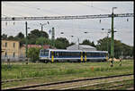 Triebwagen 1446514 fährt hier am 15.7.2022 um 9.44 Uhr zur Tankstelle im Bahnhof Celldömölk.