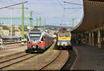 Während 415 001 (Stadler FLIRT) zusammen mit 415 049 im Startbahnhof Budapest-Déli pu (HU) abfährt, haben 433 333-6 und eine unbekannte Schwesterlok auf dem benachbarten Gleis 5 noch