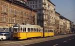 Im Oktober ist Tw 1511 der Budapester Straßenbahn unweit vom Keleti pu.