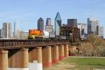Lok 142, eine RP20PD, der „Dallas, Garland & Northeastern Railway“ rollt am 16.12.2014 mit einem Güterzug über die den Trinity River überspannende Brücke vor der