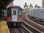 New York City / Bronx: Zug der Linie 5 nach Flatbush Av in der Station 174 St, 16.09.2019.