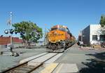 Am 25.5.2019 zog ES44C4 8224 der BNSF, zusammen mit zwei weiteren Lokomotiven, einen Containerzug auf der Stockton Subdivision der Burlington Northern Santa Fe durch die Station Antioch.