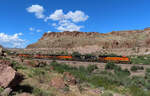 Etwas südöstlich von Kingman, AZ, bietet die Historic Route 66 sehr gute Fotostellen in der fantastischen Landschaft: Sieben Loks ziehen einen Güterzug in der roten Felswüste