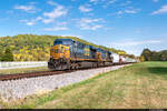 Am 06.10.2022 sind CSX 5272, 5391 & CSX 3240 & 310 (in der Mitte) unterwegs mit einem Güterzug in Richtung Süden und konnten hier bei Worthville KY, USA auf der LCL Subdivision aufgenommen